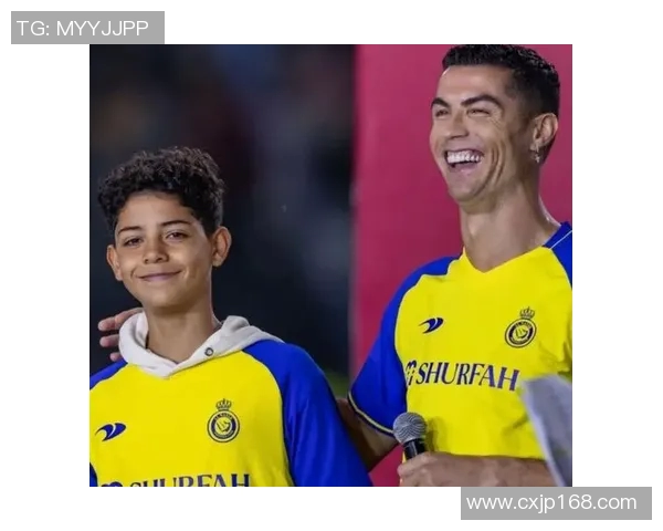 球迷疯狂冲入赛场夺走C罗球衣引发热议的奇葩事件